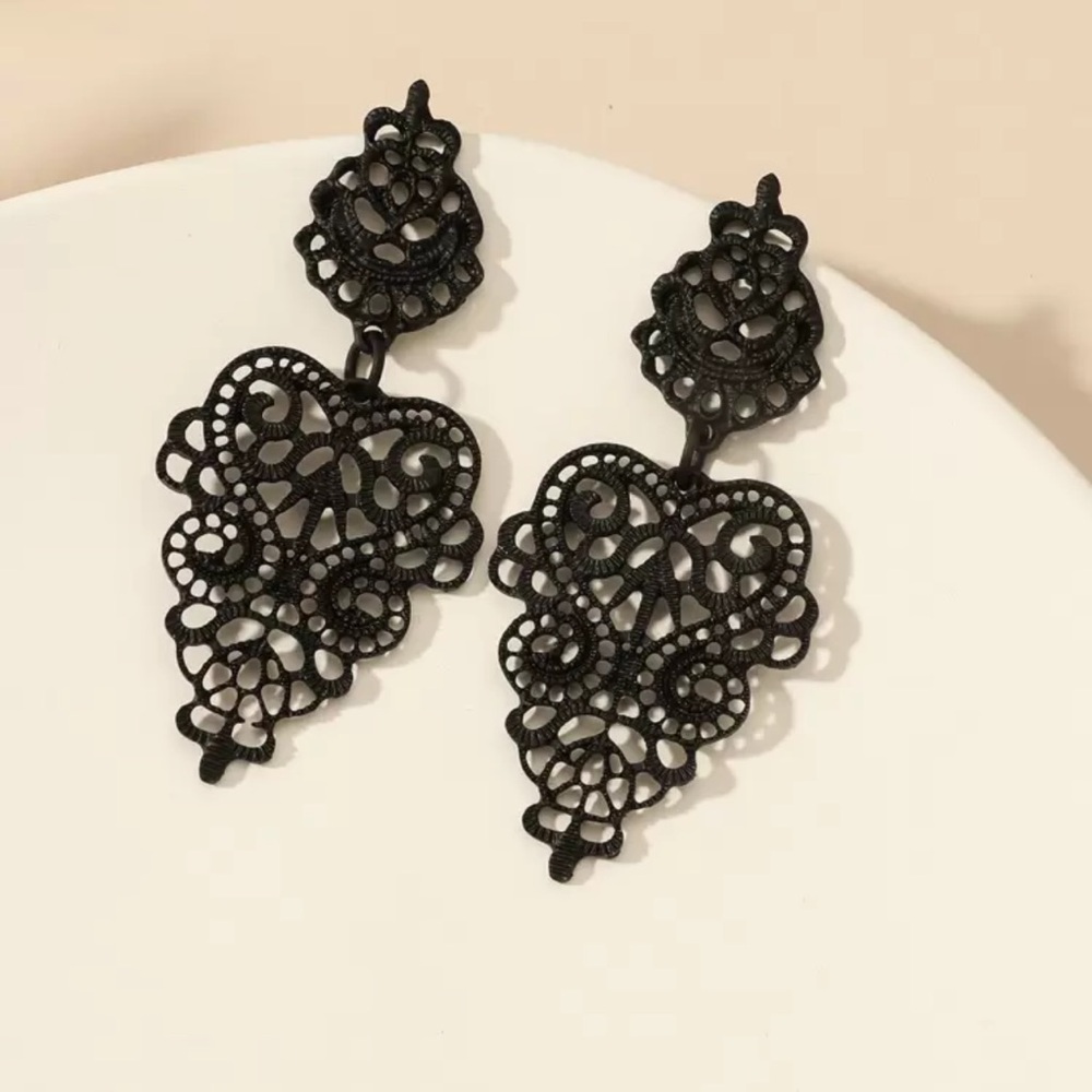 Hollow Out Vintage Style Black Lace Dangle Earrings - Picture 3 of 6